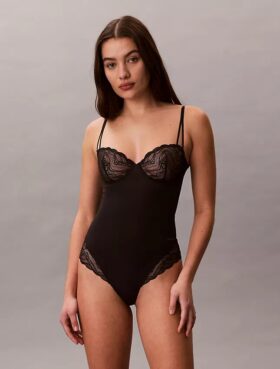 Αισθησιακό ελαστικό κορμάκι από δαντέλα
