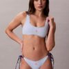 Bikini με γραφικό Monogram και δέσιμο στο πλάι στα κάτω μέρη Bikini με γραφικό Monogram και δέσιμο στο πλάι στα κάτω μέρη