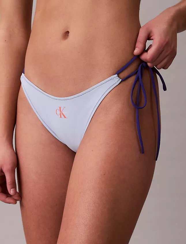 Bikini με γραφικό Monogram και δέσιμο στο πλάι στα κάτω μέρη Bikini με γραφικό Monogram και δέσιμο στο πλάι στα κάτω μέρη