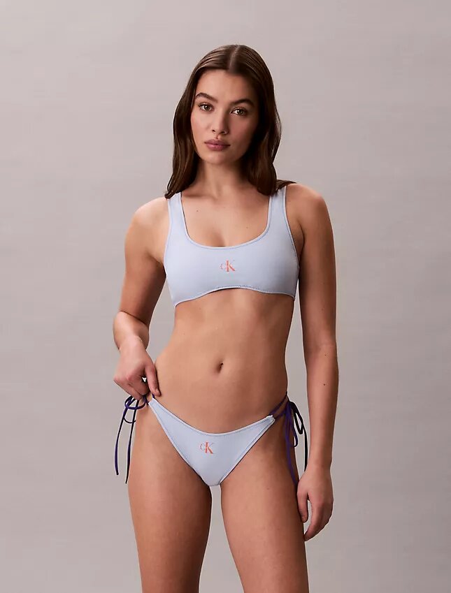 Bikini με γραφικό Monogram και δέσιμο στο πλάι στα κάτω μέρη Bikini με γραφικό Monogram και δέσιμο στο πλάι στα κάτω μέρη