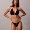 Bikini με γραφικό Monogram και δέσιμο στο πλάι στα κάτω μέρη Bikini με γραφικό Monogram και δέσιμο στο πλάι στα κάτω μέρη