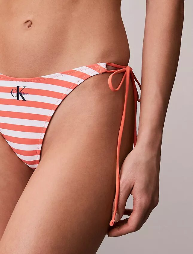 Bikini με γραφικό Monogram και δέσιμο στο πλάι στα κάτω μέρη Bikini με γραφικό Monogram και δέσιμο στο πλάι στα κάτω μέρη