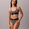 Bikini με ψηλή μέση από ελαστική Microfiber με γραφικό Monogram Bikini με ψηλή μέση από ελαστική Microfiber με γραφικό Monogram