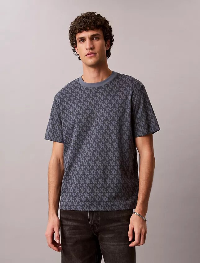 Χαλαρό T-shirt με μοτίβο Monogram σε όλη την επιφάνεια Χαλαρό T-shirt με μοτίβο Monogram σε όλη την επιφάνεια