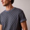 Χαλαρό T-shirt με μοτίβο Monogram σε όλη την επιφάνεια Χαλαρό T-shirt με μοτίβο Monogram σε όλη την επιφάνεια