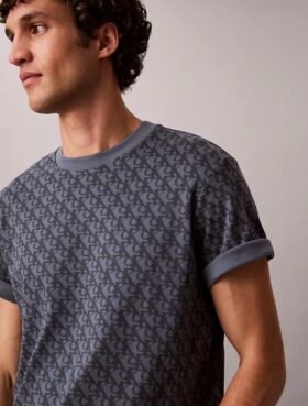 Χαλαρό T-shirt με μοτίβο Monogram σε όλη την επιφάνεια