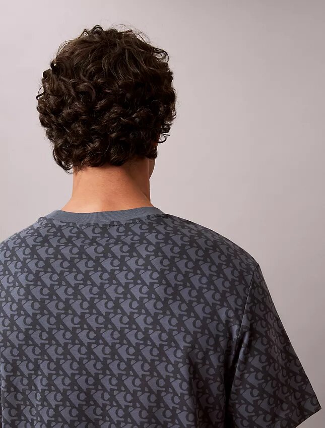 Χαλαρό T-shirt με μοτίβο Monogram σε όλη την επιφάνεια Χαλαρό T-shirt με μοτίβο Monogram σε όλη την επιφάνεια