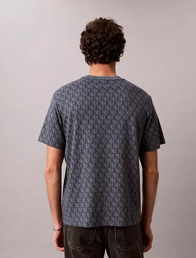Χαλαρό T-shirt με μοτίβο Monogram σε όλη την επιφάνεια Χαλαρό T-shirt με μοτίβο Monogram σε όλη την επιφάνεια