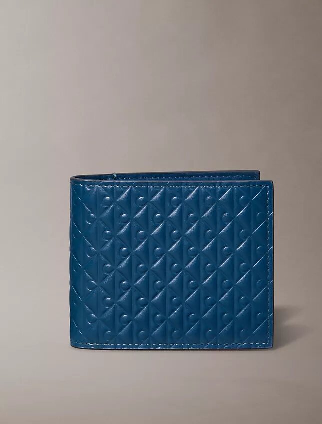 Διπλό πορτοφόλι με ανάγλυφο μοτίβο Monogram σε όλη την επιφάνεια και θήκη για κέρματα Διπλό πορτοφόλι με ανάγλυφο μοτίβο Monogram σε όλη την επιφάνεια και θήκη για κέρματα