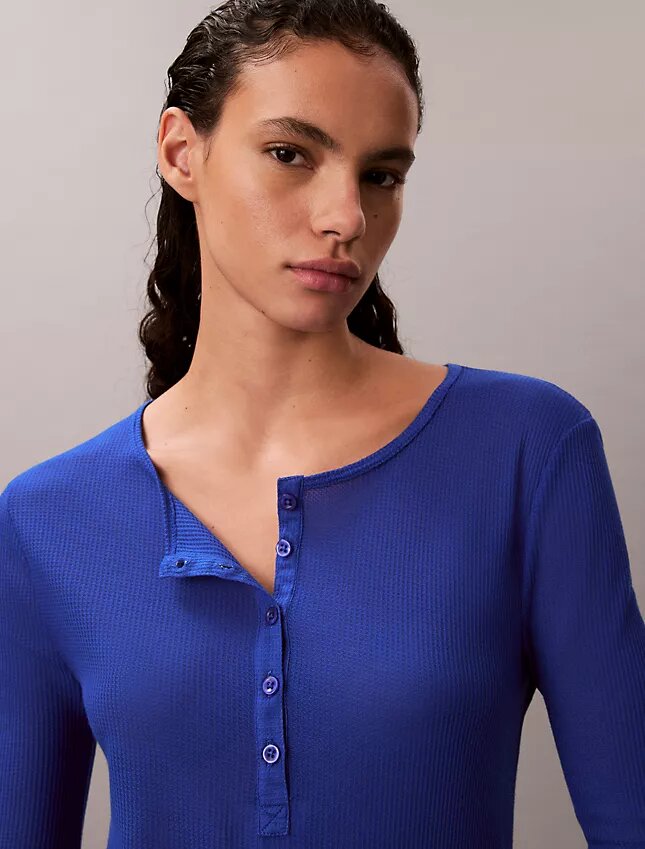 Ελαφρύ T-shirt Henley με πλέξη βάφλας Ελαφρύ T-shirt Henley με πλέξη βάφλας