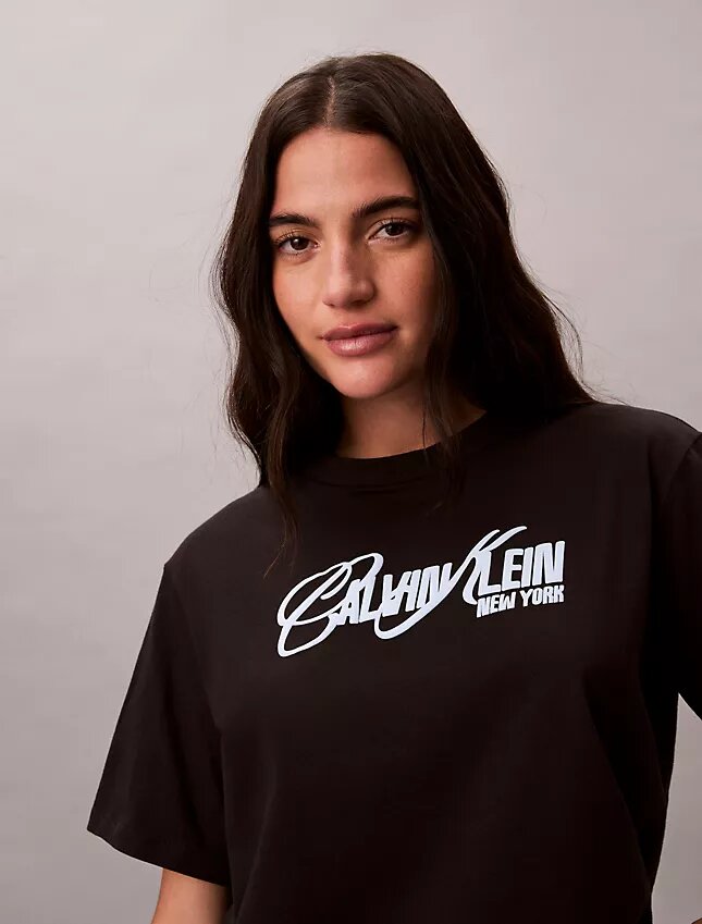 Φαρδύ T-shirt με ανάγλυφο λογότυπο Φαρδύ T-shirt με ανάγλυφο λογότυπο