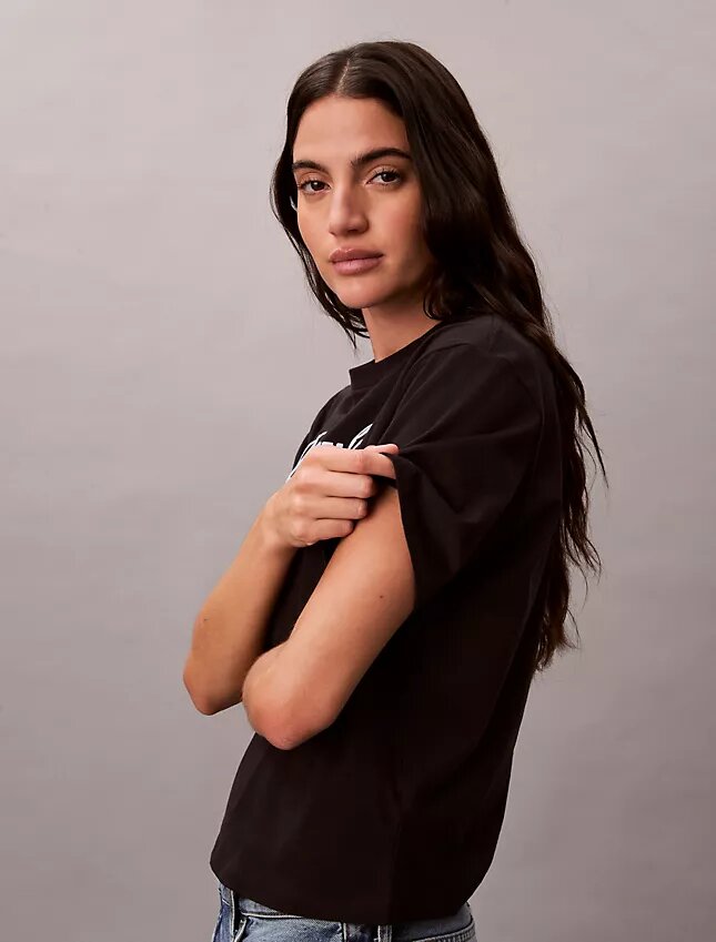 Φαρδύ T-shirt με ανάγλυφο λογότυπο Φαρδύ T-shirt με ανάγλυφο λογότυπο