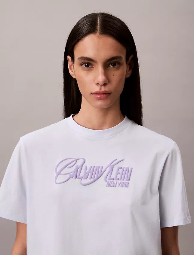 Φαρδύ T-shirt με ανάγλυφο λογότυπο Φαρδύ T-shirt με ανάγλυφο λογότυπο
