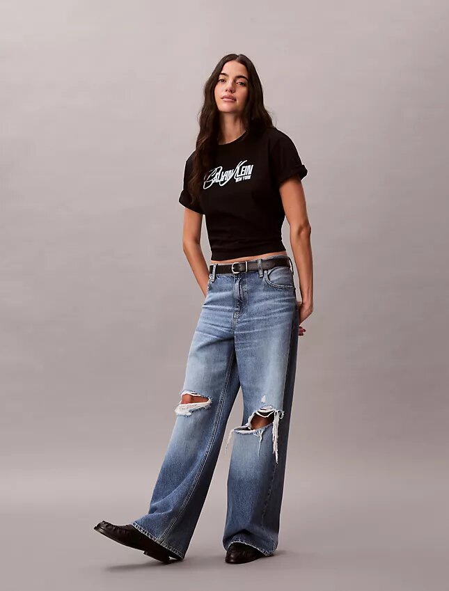Φαρδύ T-shirt με ανάγλυφο λογότυπο Φαρδύ T-shirt με ανάγλυφο λογότυπο