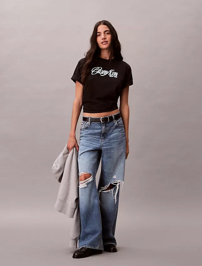 Φαρδύ T-shirt με ανάγλυφο λογότυπο Φαρδύ T-shirt με ανάγλυφο λογότυπο