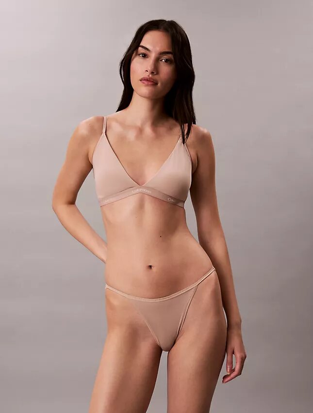 Form to Body Bralette τριγωνικού σχήματος με ελαφριά επένδυση Form to Body Bralette τριγωνικού σχήματος με ελαφριά επένδυση