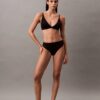 Form to Body Bralette τριγωνικού σχήματος με ελαφριά επένδυση Form to Body Bralette τριγωνικού σχήματος με ελαφριά επένδυση