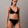Form to Body Bralette τριγωνικού σχήματος με ελαφριά επένδυση Form to Body Bralette τριγωνικού σχήματος με ελαφριά επένδυση