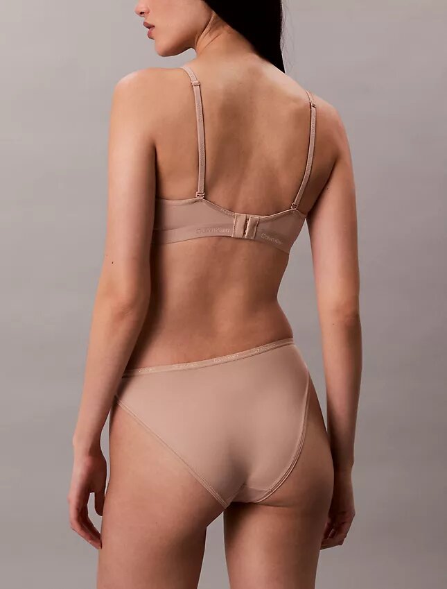 Form to Body Bralette τριγωνικού σχήματος με ελαφριά επένδυση Form to Body Bralette τριγωνικού σχήματος με ελαφριά επένδυση
