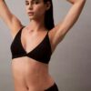 Form to Body Bralette τριγωνικού σχήματος με ελαφριά επένδυση Form to Body Bralette τριγωνικού σχήματος με ελαφριά επένδυση