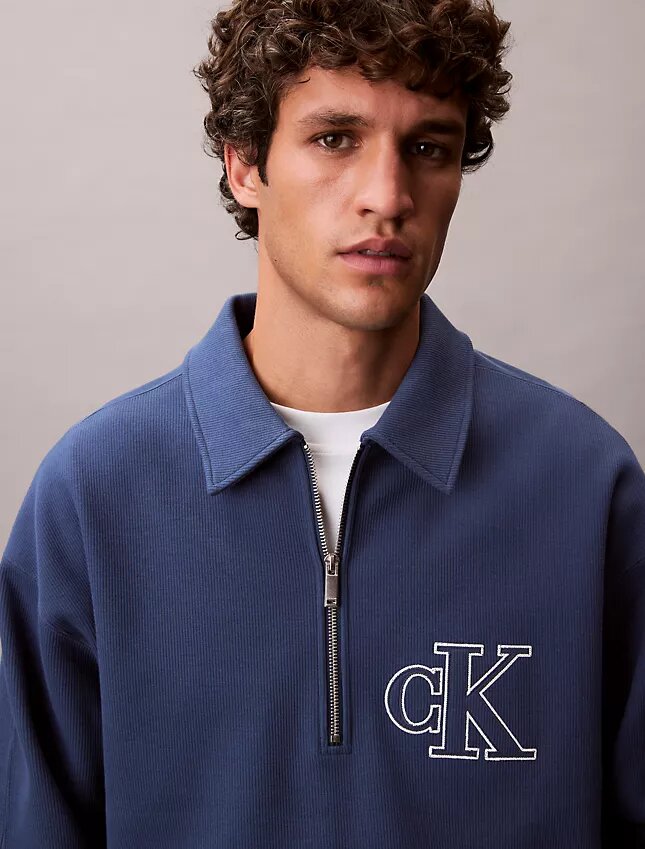 Φούτερ με Monogram και φερμουάρ στο λαιμό Φούτερ με Monogram και φερμουάρ στο λαιμό
