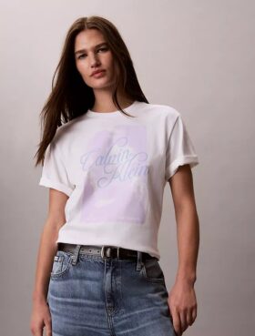 Φθαρμένο γραφικό λογότυπο σε φαρδύ T-shirt