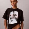 Φθαρμένο γραφικό λογότυπο σε φαρδύ T-shirt Φθαρμένο γραφικό λογότυπο σε φαρδύ T-shirt