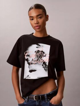 Φθαρμένο γραφικό λογότυπο σε φαρδύ T-shirt