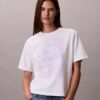Φθαρμένο γραφικό λογότυπο σε φαρδύ T-shirt Φθαρμένο γραφικό λογότυπο σε φαρδύ T-shirt