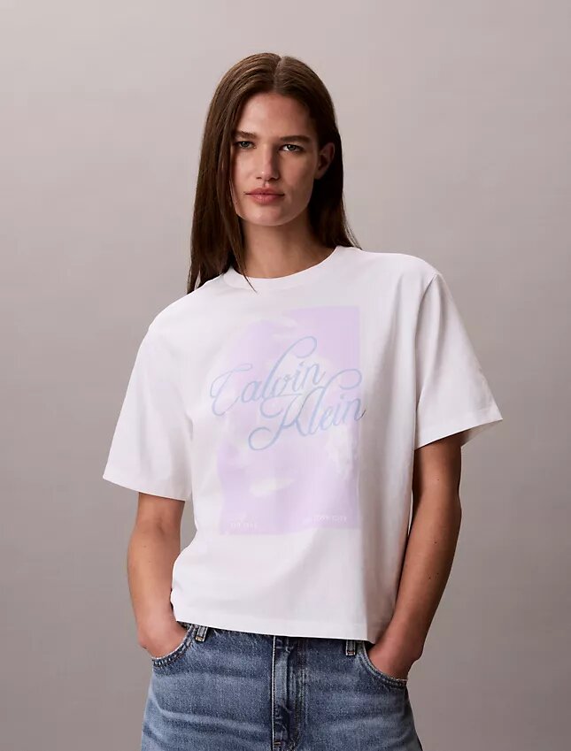 Φθαρμένο γραφικό λογότυπο σε φαρδύ T-shirt Φθαρμένο γραφικό λογότυπο σε φαρδύ T-shirt