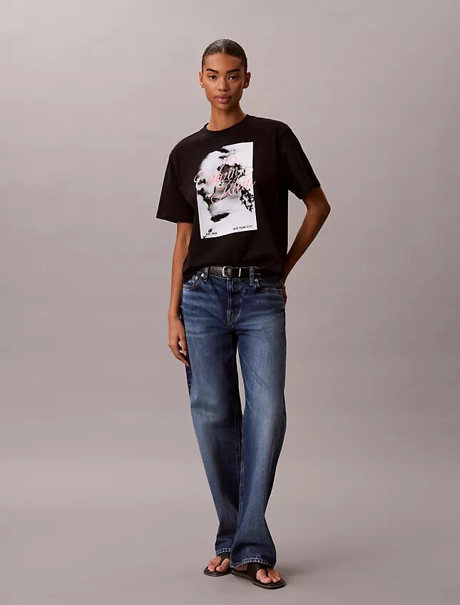 Φθαρμένο γραφικό λογότυπο σε φαρδύ T-shirt Φθαρμένο γραφικό λογότυπο σε φαρδύ T-shirt