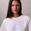 Φθαρμένο γραφικό λογότυπο σε φαρδύ T-shirt Φθαρμένο γραφικό λογότυπο σε φαρδύ T-shirt