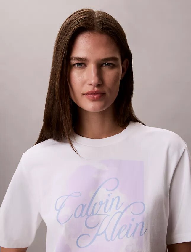 Φθαρμένο γραφικό λογότυπο σε φαρδύ T-shirt Φθαρμένο γραφικό λογότυπο σε φαρδύ T-shirt