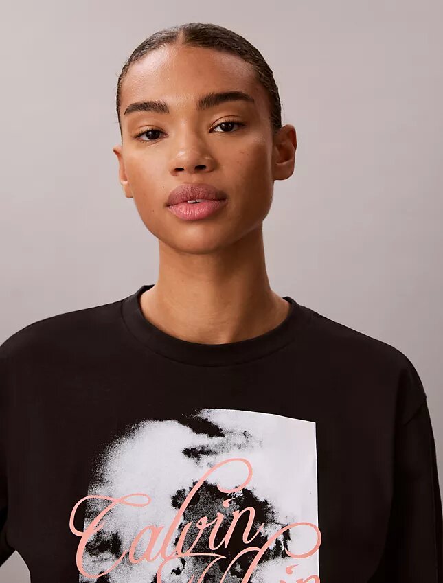 Φθαρμένο γραφικό λογότυπο σε φαρδύ T-shirt Φθαρμένο γραφικό λογότυπο σε φαρδύ T-shirt