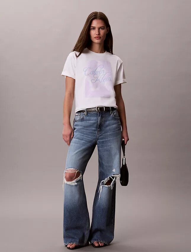 Φθαρμένο γραφικό λογότυπο σε φαρδύ T-shirt Φθαρμένο γραφικό λογότυπο σε φαρδύ T-shirt