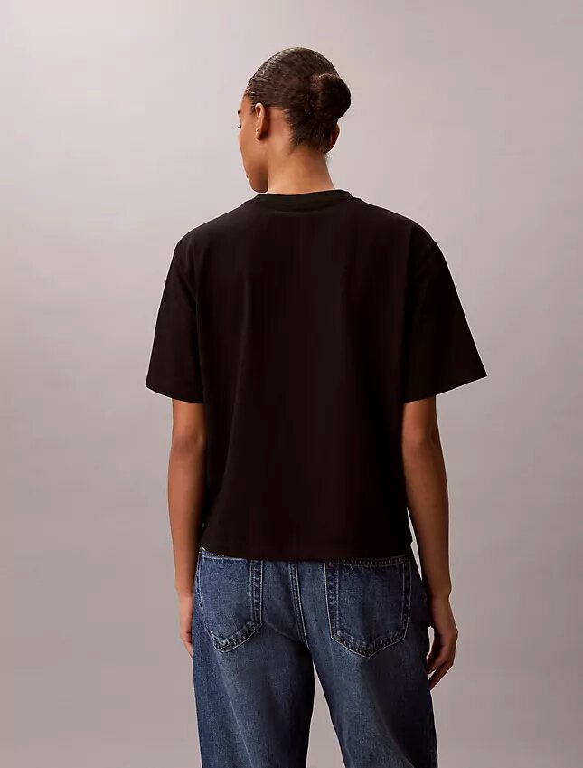 Φθαρμένο γραφικό λογότυπο σε φαρδύ T-shirt Φθαρμένο γραφικό λογότυπο σε φαρδύ T-shirt