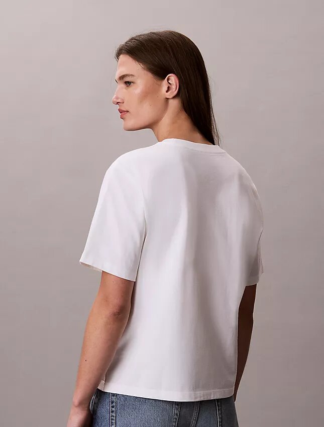 Φθαρμένο γραφικό λογότυπο σε φαρδύ T-shirt Φθαρμένο γραφικό λογότυπο σε φαρδύ T-shirt