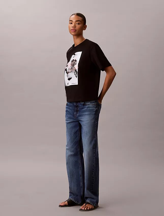 Φθαρμένο γραφικό λογότυπο σε φαρδύ T-shirt Φθαρμένο γραφικό λογότυπο σε φαρδύ T-shirt