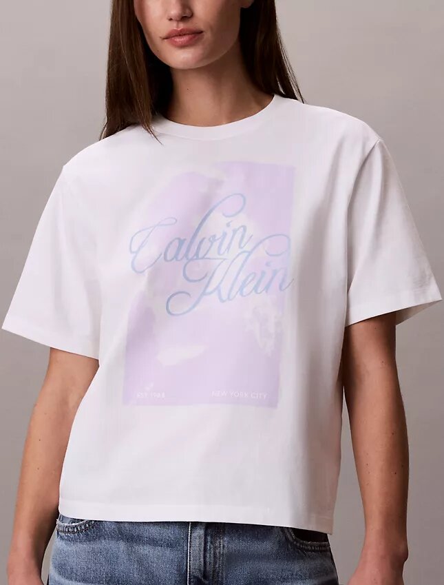 Φθαρμένο γραφικό λογότυπο σε φαρδύ T-shirt Φθαρμένο γραφικό λογότυπο σε φαρδύ T-shirt