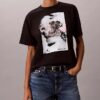 Φθαρμένο γραφικό λογότυπο σε φαρδύ T-shirt Φθαρμένο γραφικό λογότυπο σε φαρδύ T-shirt