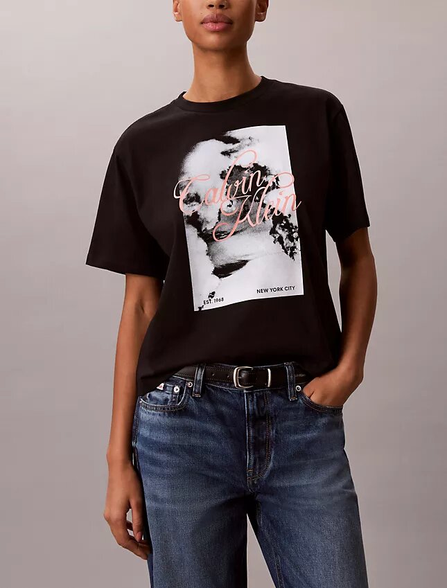 Φθαρμένο γραφικό λογότυπο σε φαρδύ T-shirt Φθαρμένο γραφικό λογότυπο σε φαρδύ T-shirt