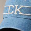 Καπέλο μπέιζμπολ με Monogram σε στυλ κολεγίου από τζιν Καπέλο μπέιζμπολ με Monogram σε στυλ κολεγίου από τζιν