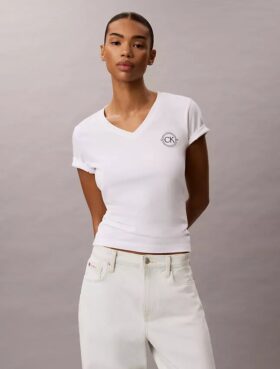 Κεντημένο μπλουζάκι με V-neck και έμβλημα Ck