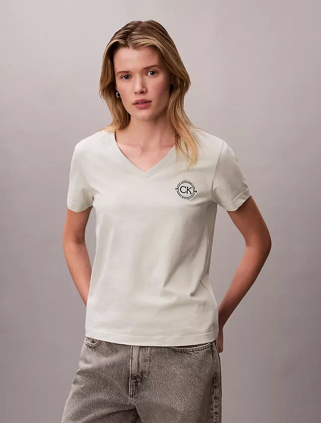 Κεντημένο μπλουζάκι με V-neck και έμβλημα Ck Κεντημένο μπλουζάκι με V-neck και έμβλημα Ck