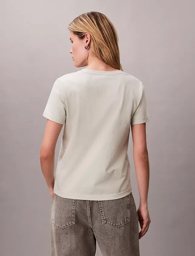 Κεντημένο μπλουζάκι με V-neck και έμβλημα Ck Κεντημένο μπλουζάκι με V-neck και έμβλημα Ck