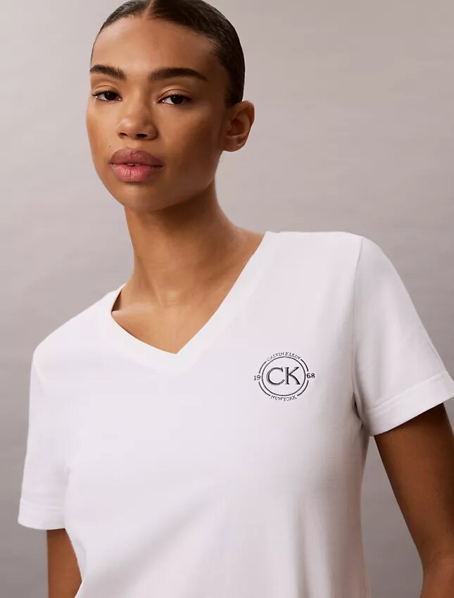 Κεντημένο μπλουζάκι με V-neck και έμβλημα Ck Κεντημένο μπλουζάκι με V-neck και έμβλημα Ck