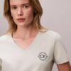 Κεντημένο μπλουζάκι με V-neck και έμβλημα Ck Κεντημένο μπλουζάκι με V-neck και έμβλημα Ck