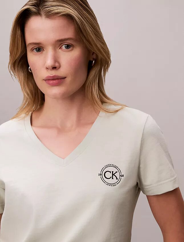 Κεντημένο μπλουζάκι με V-neck και έμβλημα Ck Κεντημένο μπλουζάκι με V-neck και έμβλημα Ck