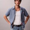 Κλασικό πουκάμισο με κουμπιά από σαμπρέ Κλασικό πουκάμισο με κουμπιά από σαμπρέ