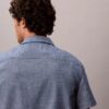Κλασικό πουκάμισο με κουμπιά από σαμπρέ Κλασικό πουκάμισο με κουμπιά από σαμπρέ